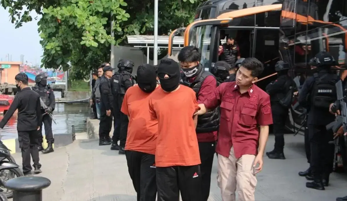 48-high-risk-east-java-inmates-transferred-to-nusakambangan-island