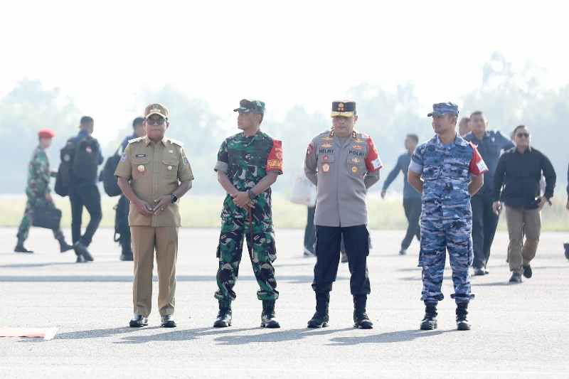 lampung-officials-welcomes-jokowi-visit-in-raden-intan-ii-airpor