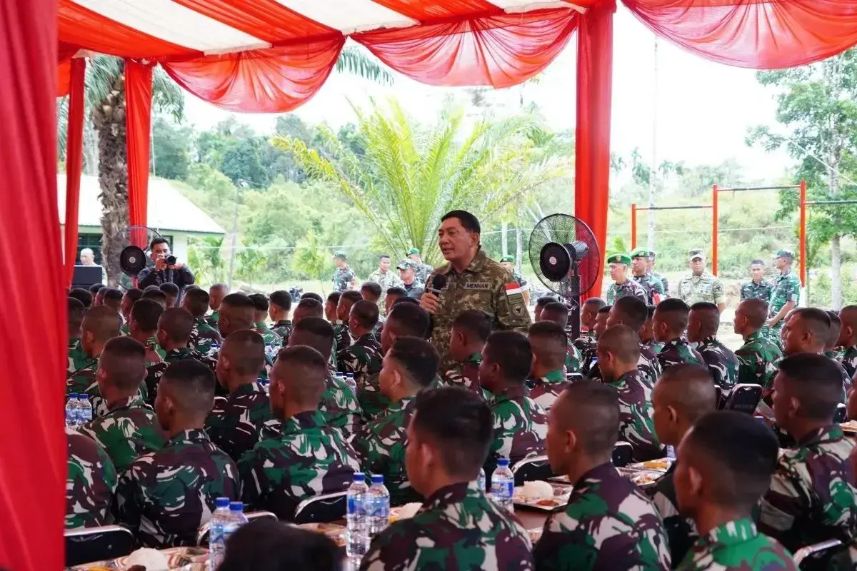 defense-minister-tells-soldiers-stay-close-to-the-people