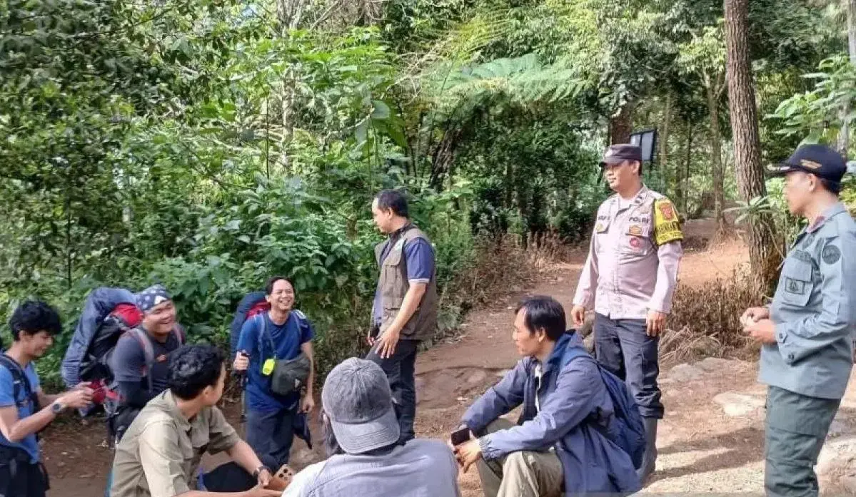 over-2600-illegal-hikers-removed-from-mount-gede-pangrango