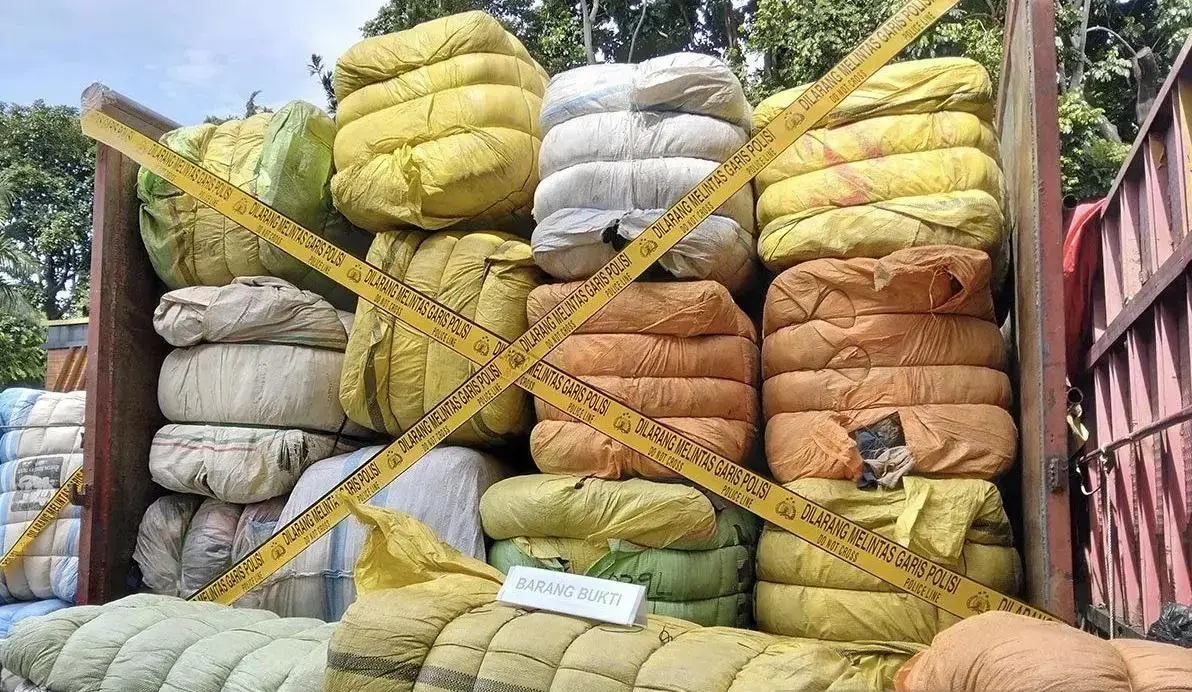 police-seize-439-bales-of-illegal-imported-clothes-worth-260k-in-jakarta