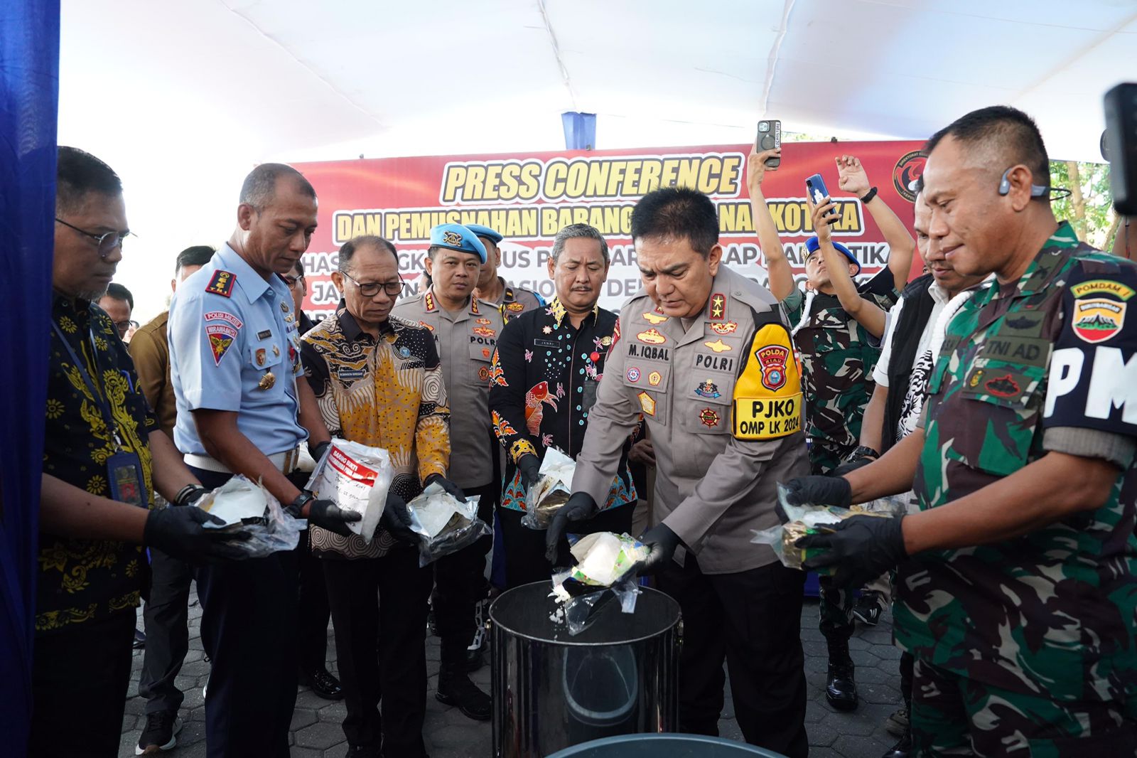 riau-regional-police-destroys-32-kgs-of-meth-and-10000-ecstasy-pills