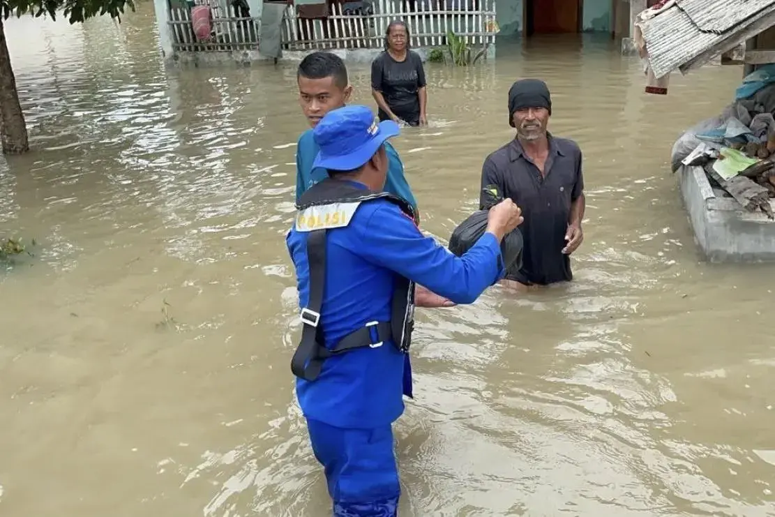 joint-team-evacuates-flood-victims-in-south-lampung