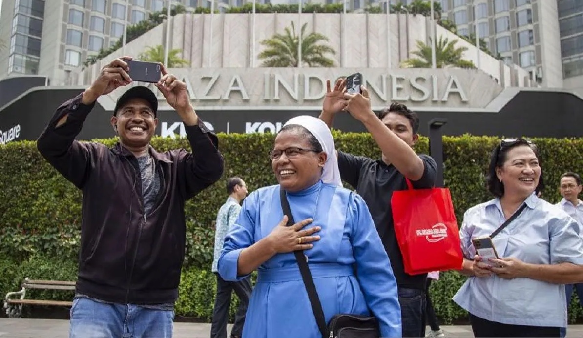 pope-francis-welcomed-by-enthusiastic-crowd-at-vatican-embassy