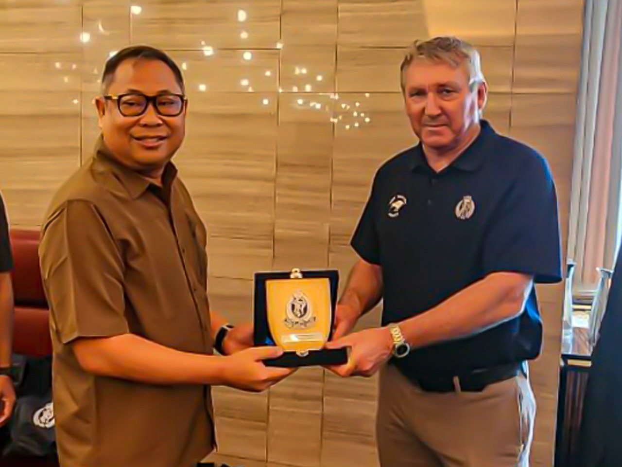 head-ops-of-damai-cartenz-received-token-of-appreciation-from-new-zealand-police