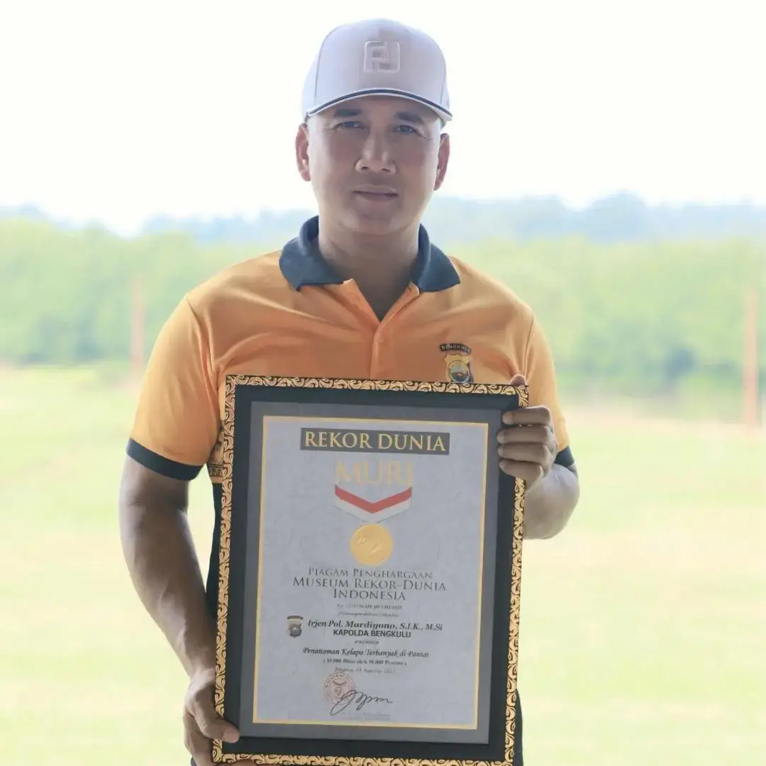 bengkulu-regional-police-chief-breaks-records-for-the-largest-coconut-planting-on-the-beach