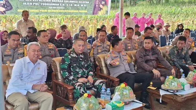south-sulawesi-regional-police-chief-attends-the-corn-harvest-in-simpurasia-village
