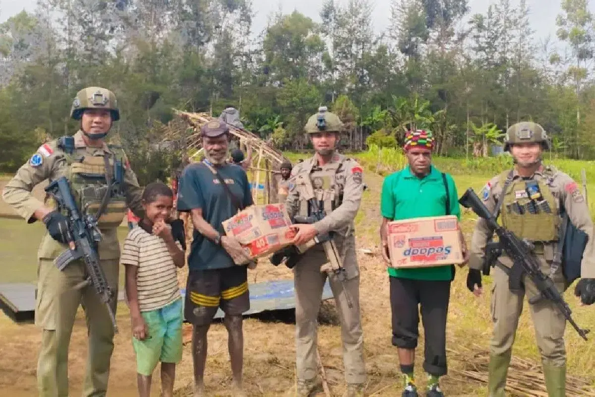 damai-cartenz-task-force-distributes-aid-during-patrol-in-papuas-omukia-region