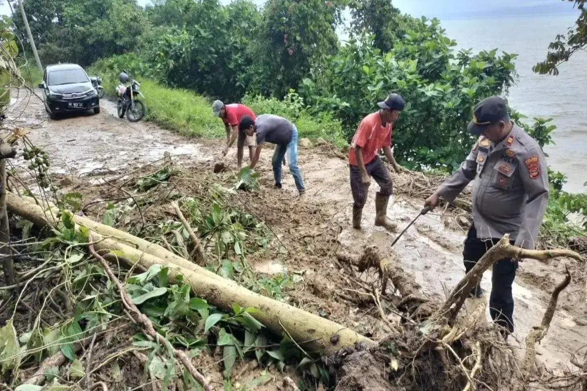 police-join-villagers-to-clear-roads-after-deadly-landslide-in-lampung