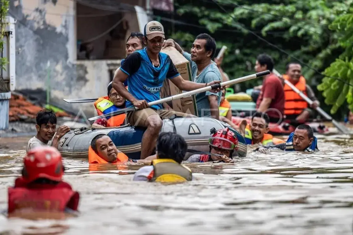 jakarta-floods-submerge-105-neighborhoods-five-roads-impassable