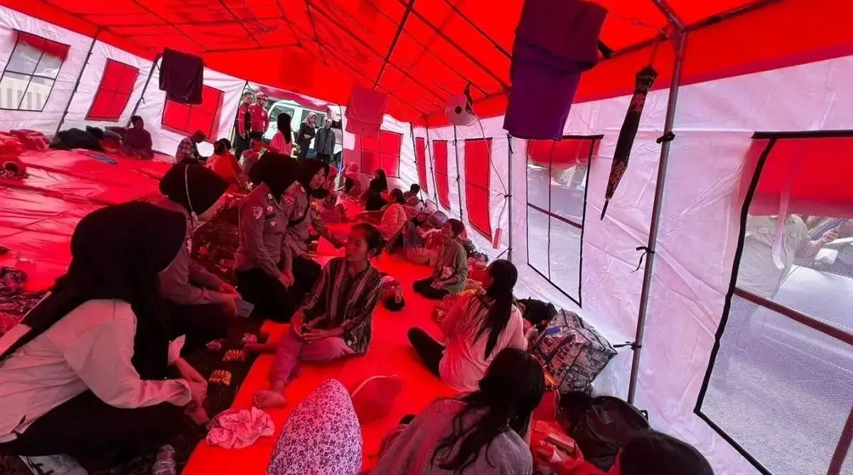 sukabumi-female-police-officers-provide-trauma-healing-for-disaster-victims