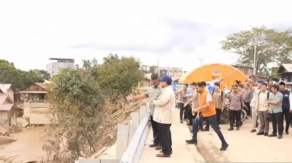 president-prabowo-inspects-flood-carried-logs-in-aceh-tamiang