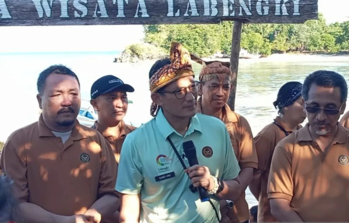 minister-sandiaga-uno-visits-labengki-island-tourism-village-and-symbolically-handed-over-kima-boe-shellfish