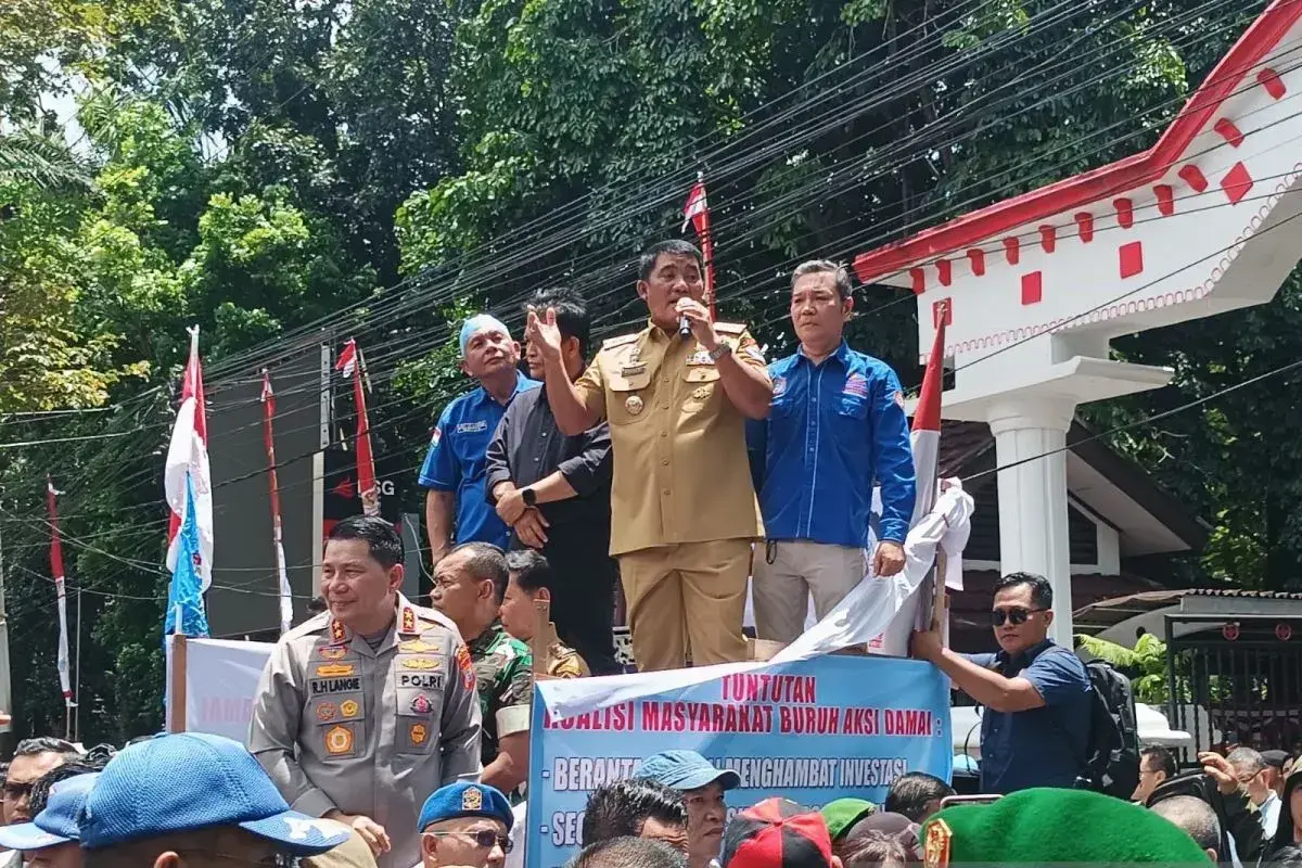 north-sulawesi-governor-meets-demonstrators-to-hear-the-aspirations-and-disperse-the-crowd