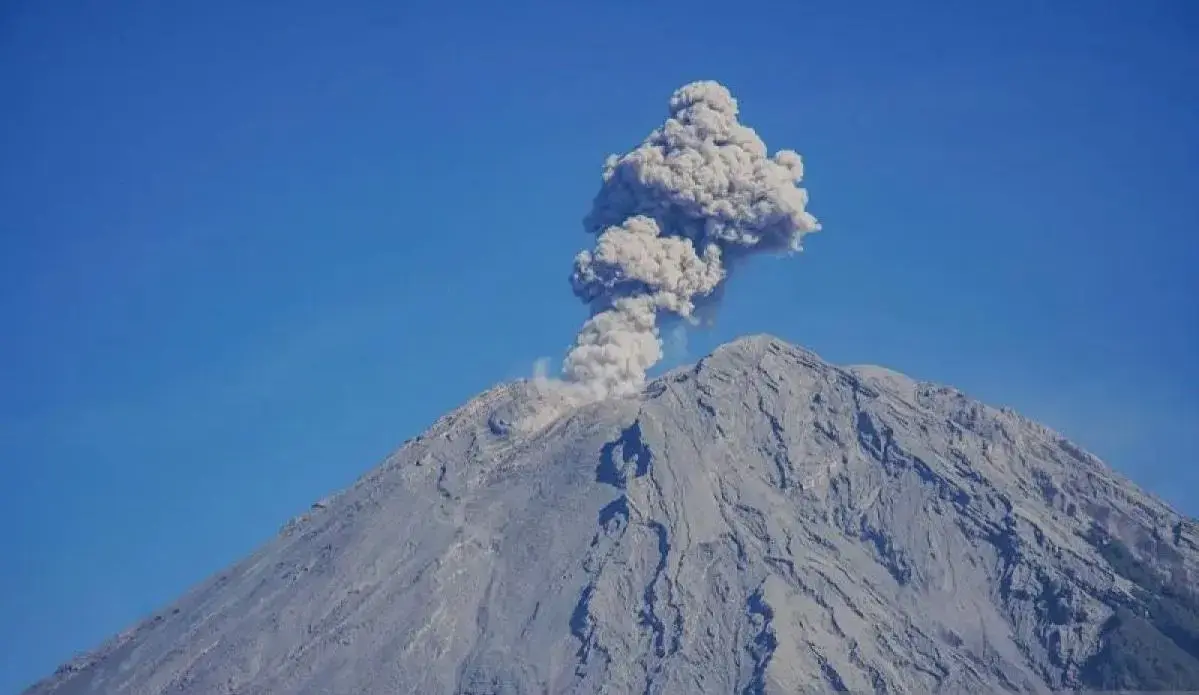 rainfall-triggers-over-5-hours-of-volcanic-mudflow-tremor-on-mount-semeru