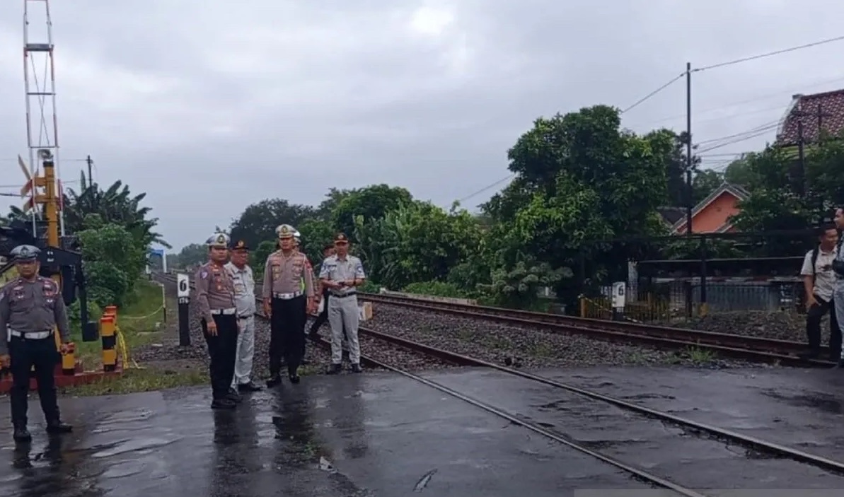 train-hits-motorcycles-at-magetan-crossing-four-dead