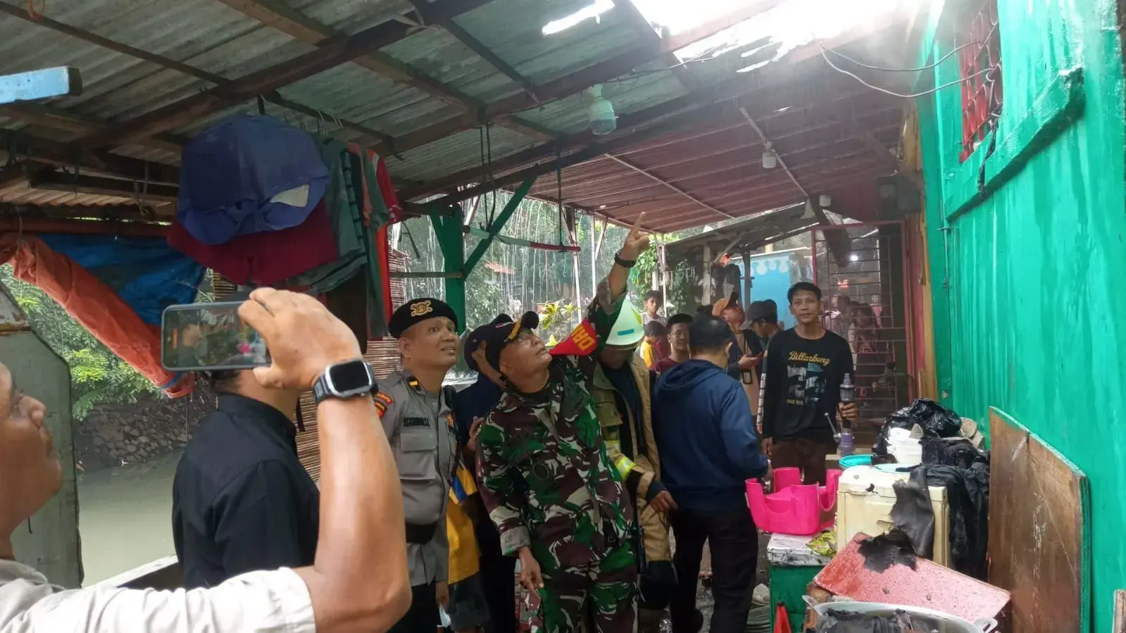 police-move-quickly-in-responding-to-fire-report-in-central-jakarta