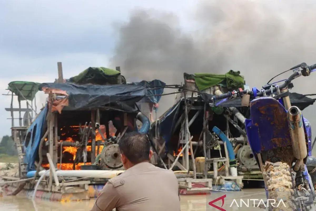 police-destroys-seven-illegal-gold-mining-rafts-in-bungo-jambi