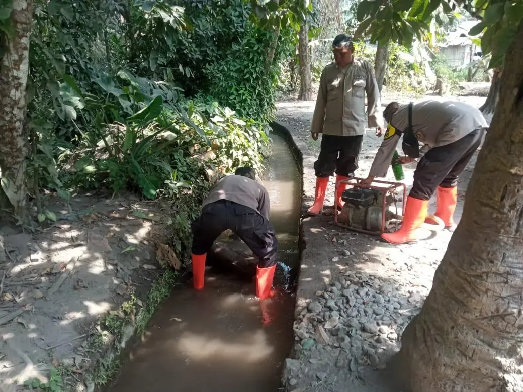 three-police-members-undeterred-in-helping-community-amidst-volcanic-activity