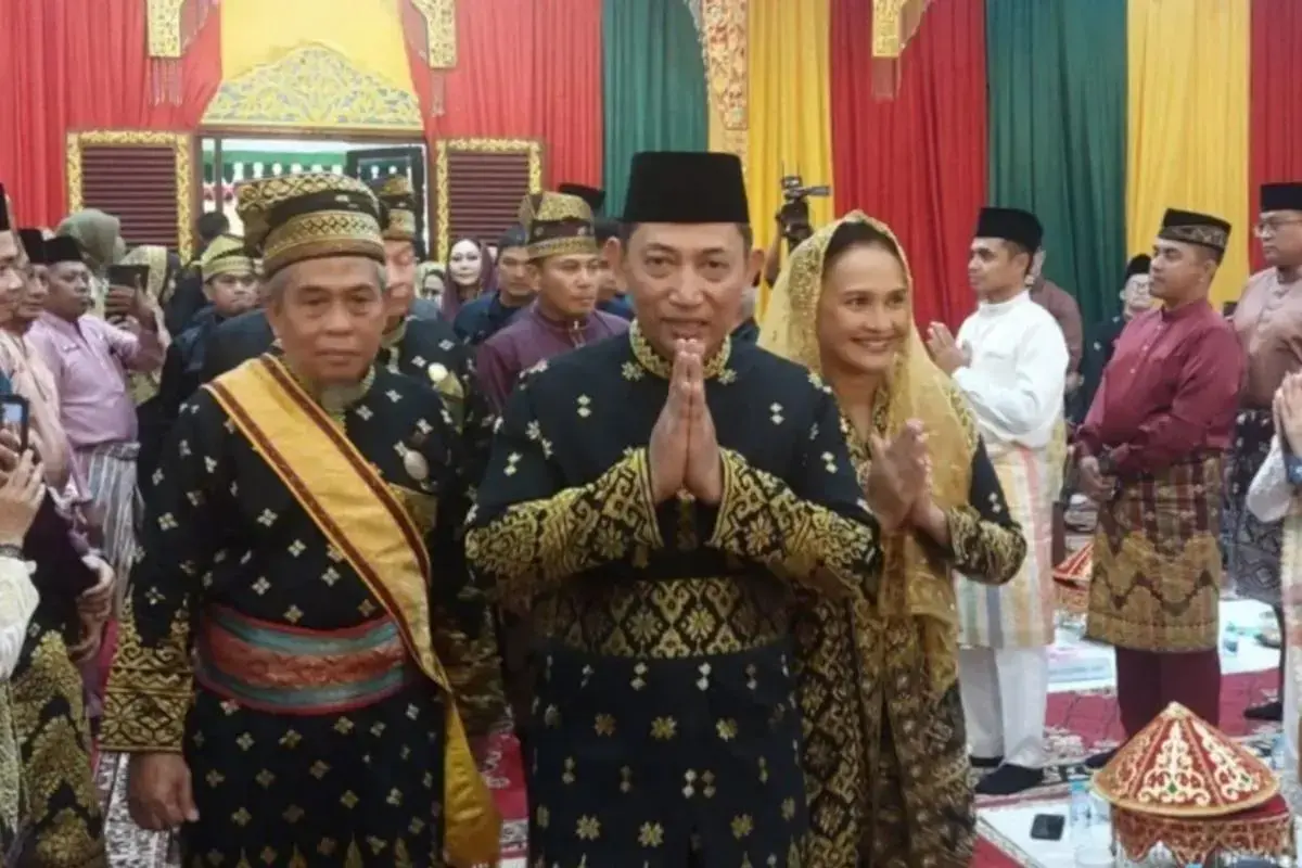 inp-chief-honored-with-adat-ingatan-budi-award-by-riau-malay-council