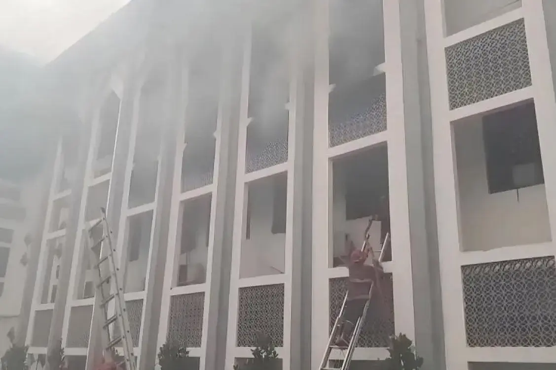 10-fire-trucks-deployed-to-extinguish-uin-jakarta-fire