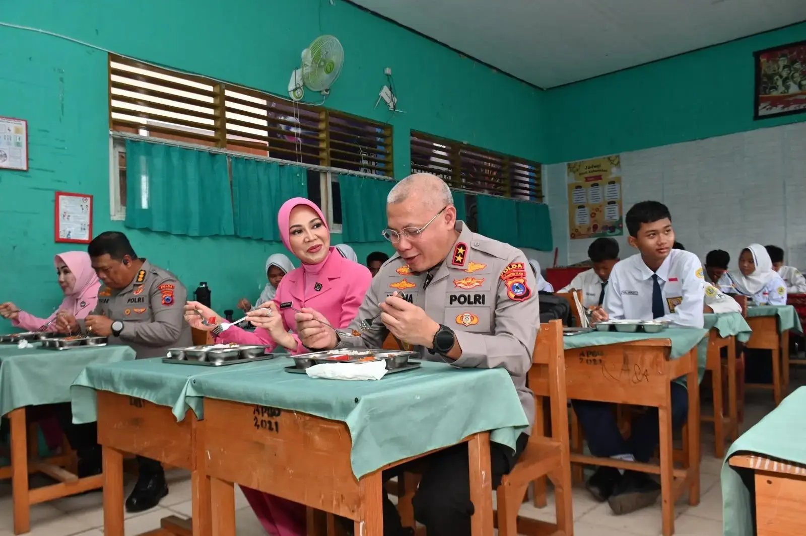 police-sat-down-with-students-to-eat-mbg-lunch-together-in-assuring-food-safety