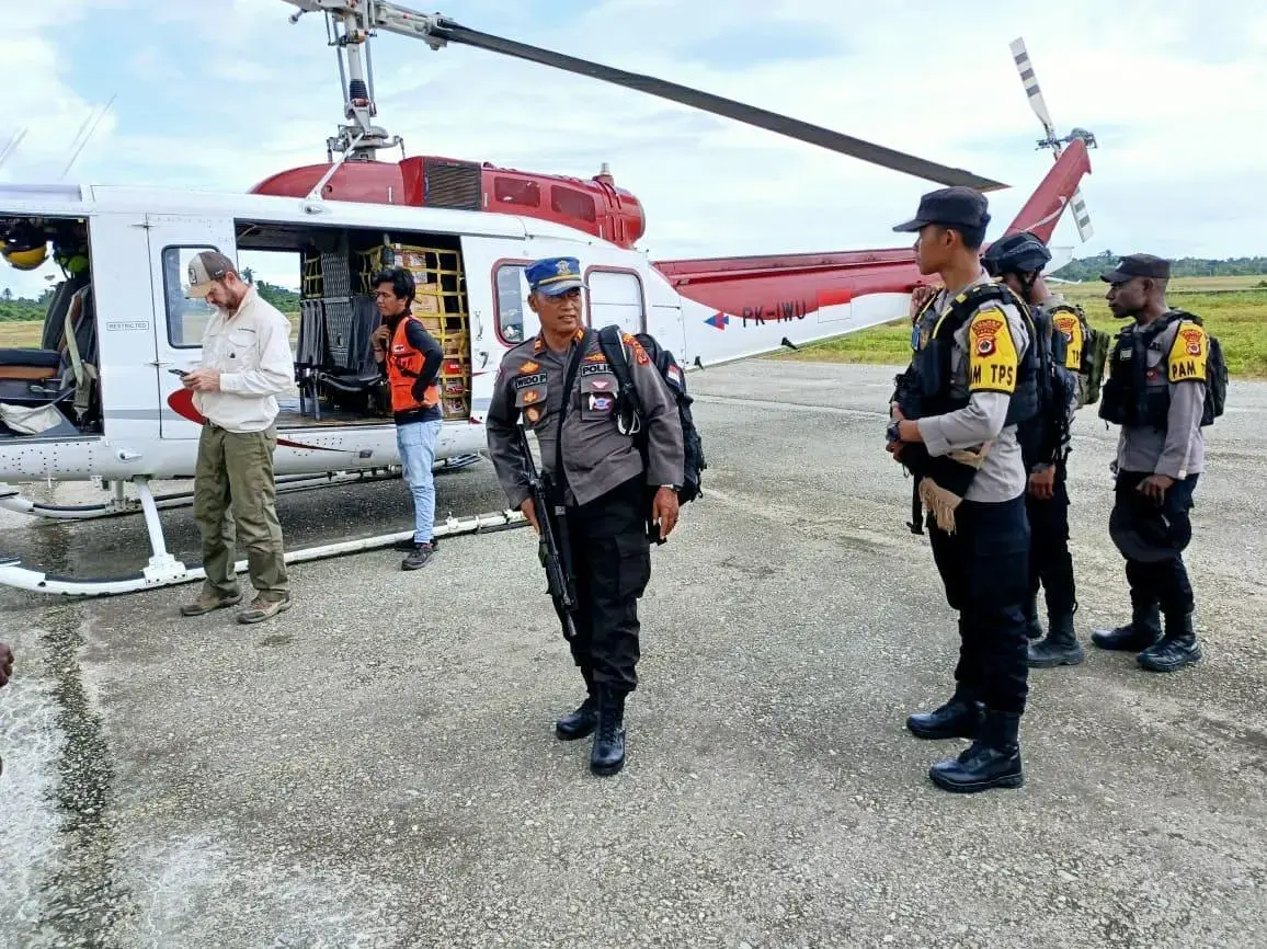 east-nusa-tenggara-regional-police-escorts-logistics-distribution-to-polling-stations
