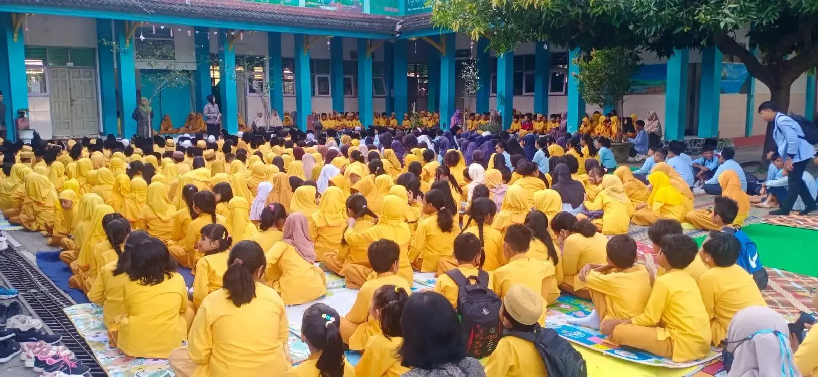 police-socialize-the-dangers-of-drugs-online-gambling-and-bullying-at-school-in-mataram-city