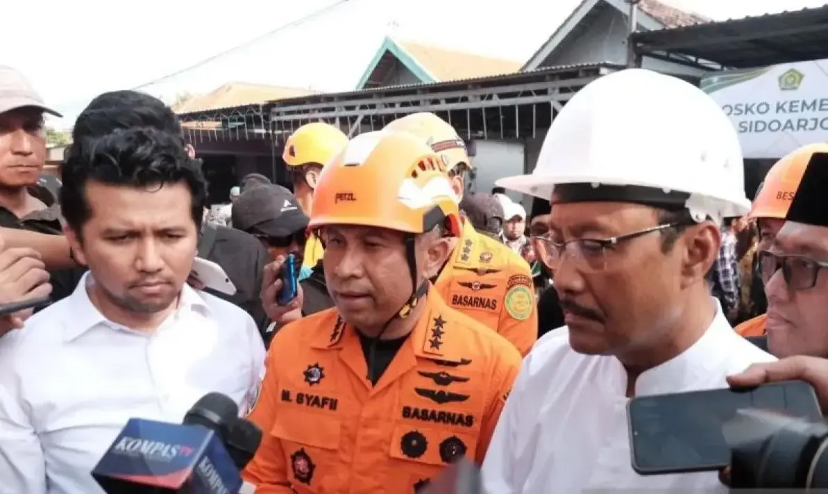 trapped-students-crushed-deeper-under-collapsed-al-khoziny-boarding-school-basarnas