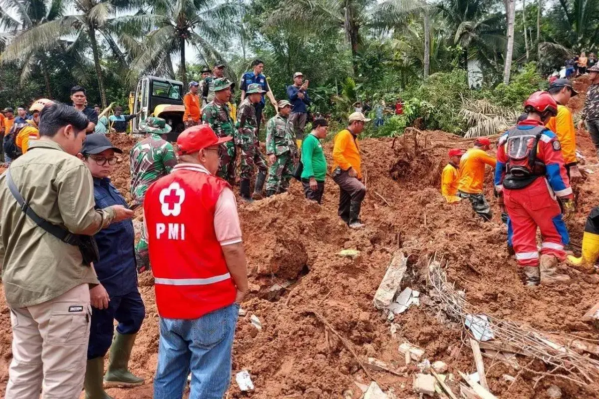 race-against-time-central-java-deploys-massive-force-to-find-20-landslide-victims-in-cilacap