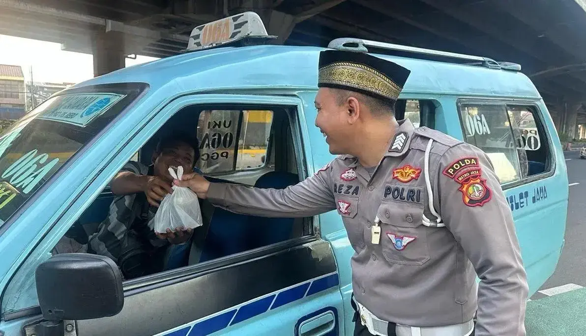 metro-jaya-traffic-police-distribute-free-iftar-meals-during-ramadan