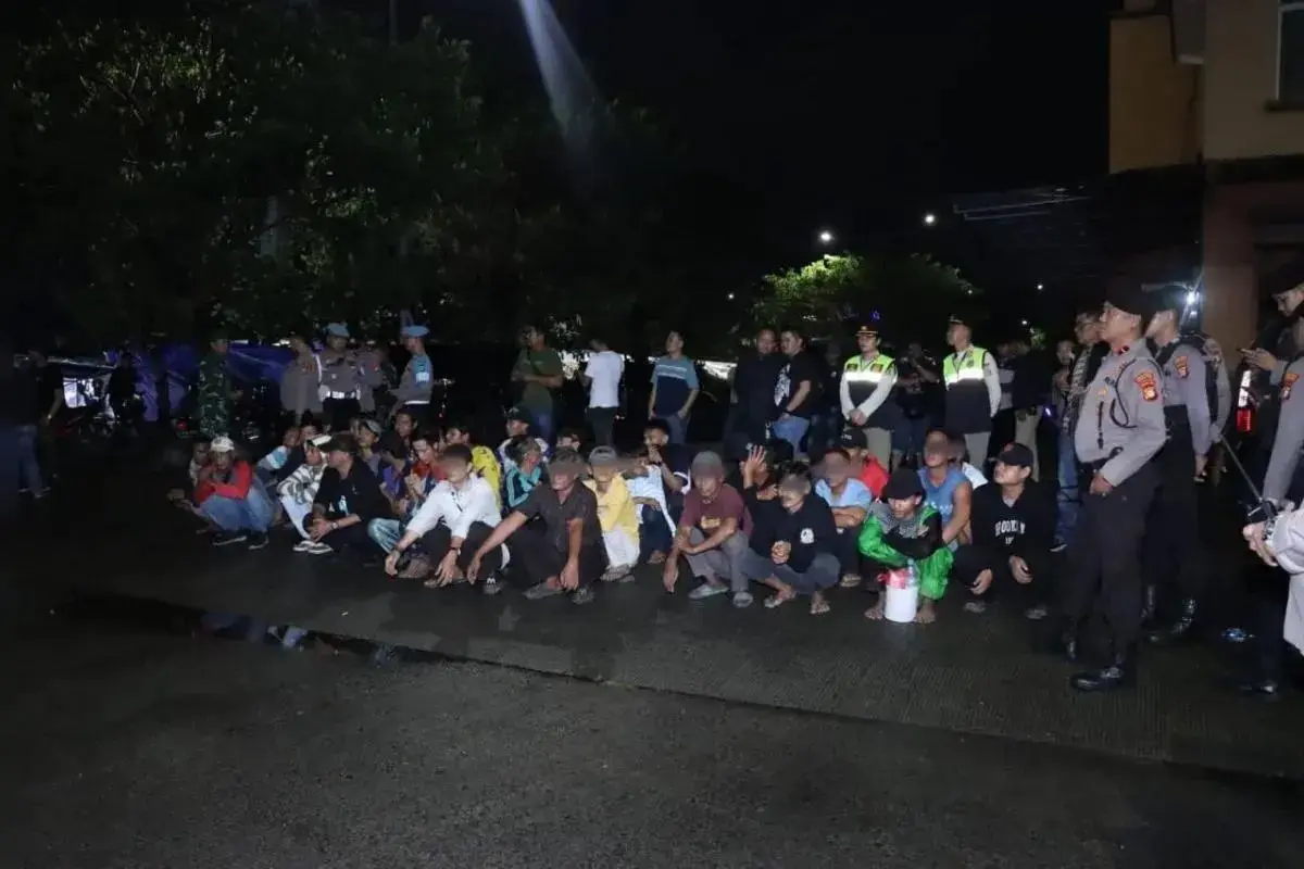 police-detain-34-illegal-parking-attendants-in-west-jakartas-cengkareng
