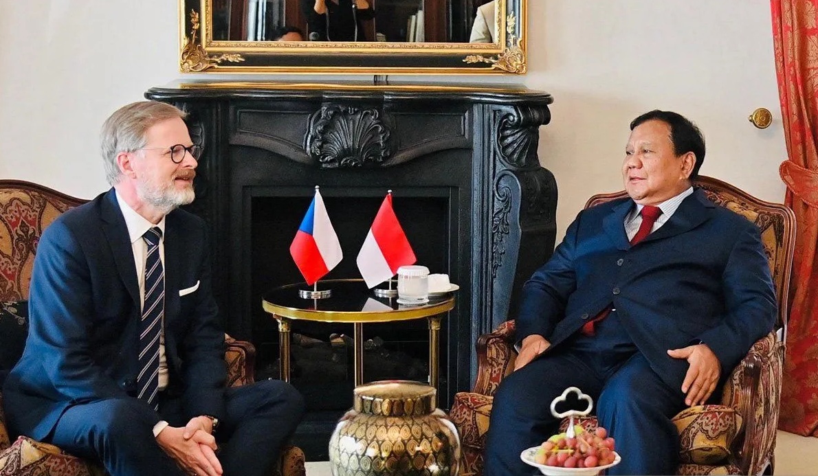 president-prabowo-meets-czech-pm-petr-fiala-during-prague-stopover