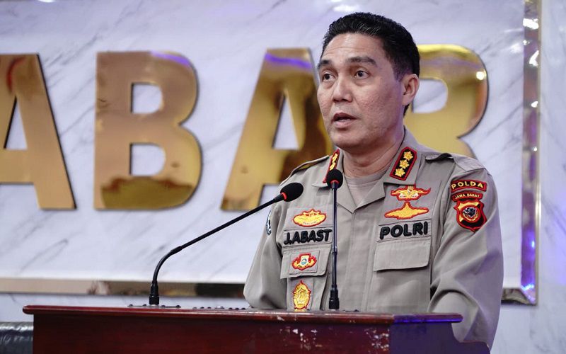 police-patrol-routinely-around-west-java-kpu-office-to-maintain-safe-situation