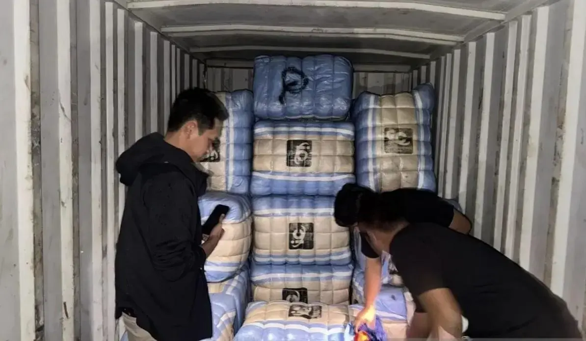 metro-jaya-police-seize-207-bales-of-illegal-imported-clothes-in-major-crackdown