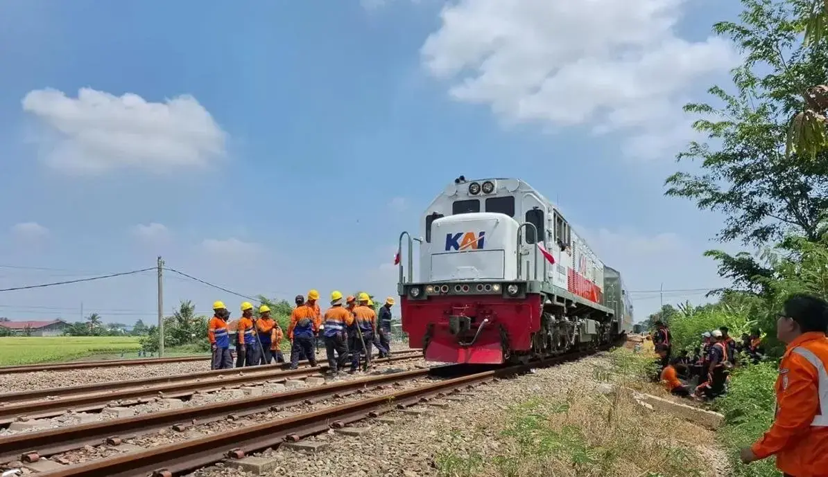 pt-kai-completes-evacuation-of-derailed-argo-bromo-anggrek-train-in-subang