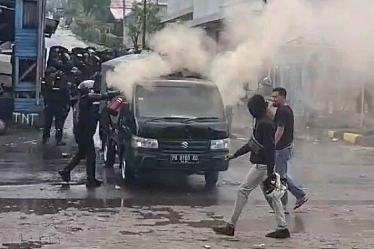 violent-papua-protest-turns-chaotic-three-injured-vehicles-torched-in-abepura