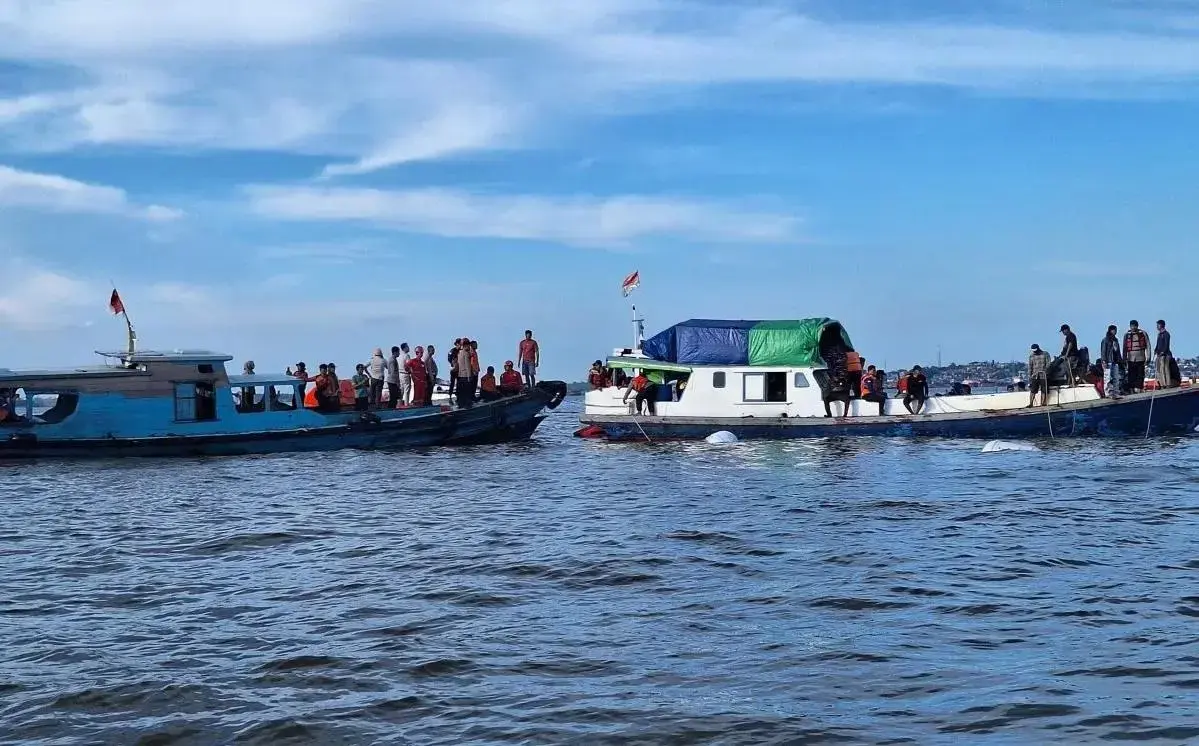ferry-sinks-off-penajam-coast-bpbd-evacuates-passengers