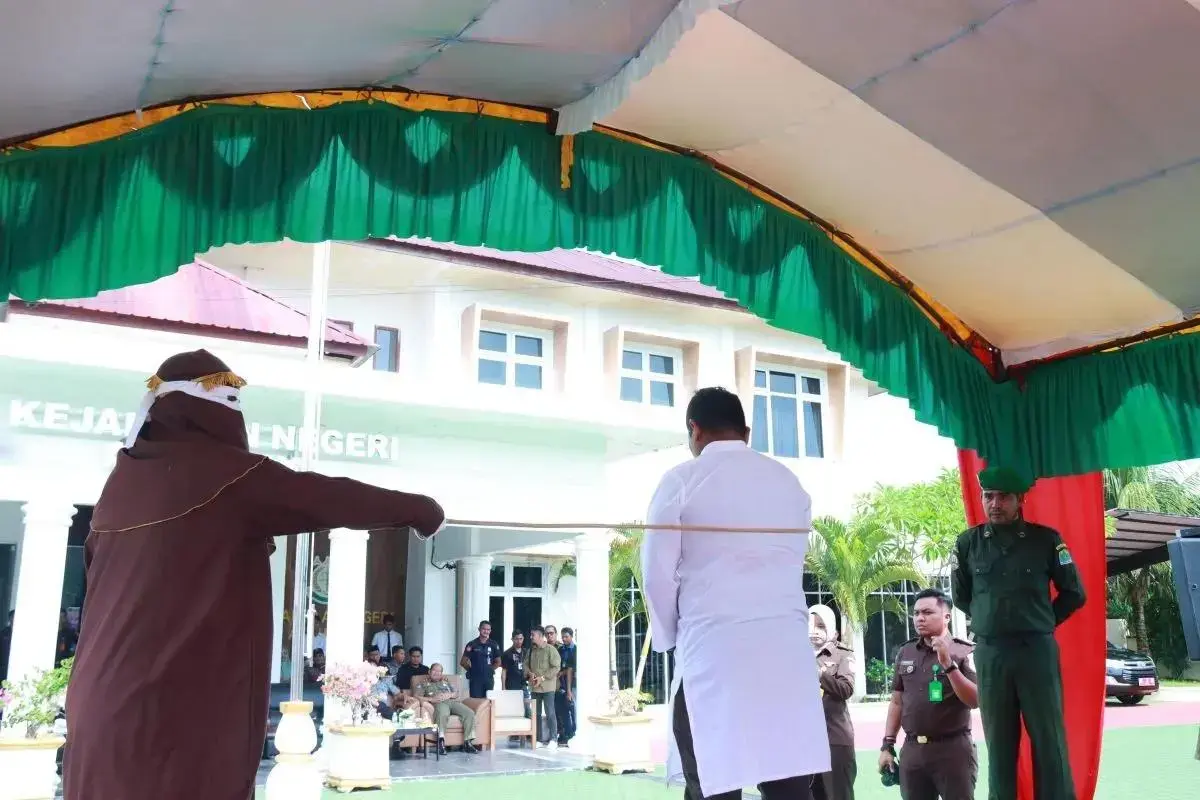 aceh-prosecutors-flog-four-online-gambling-convicts-in-public