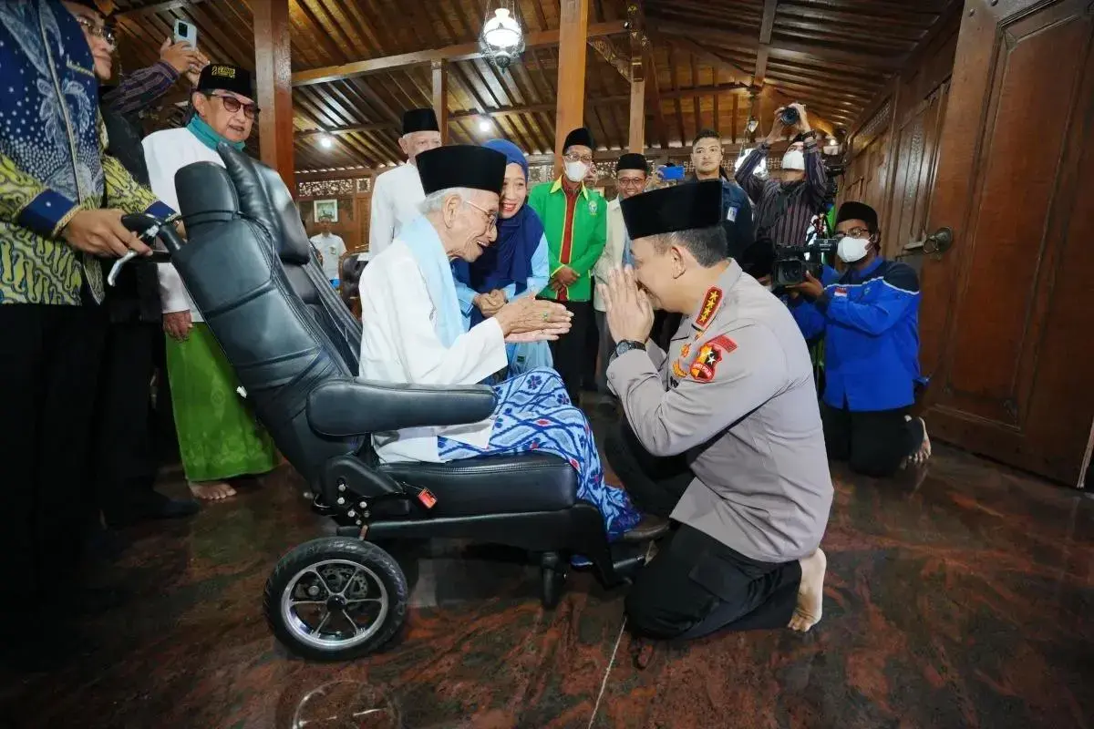 inp-chief-fulfills-presidents-mandate-to-promote-harmony-with-islamic-boarding-school-visits