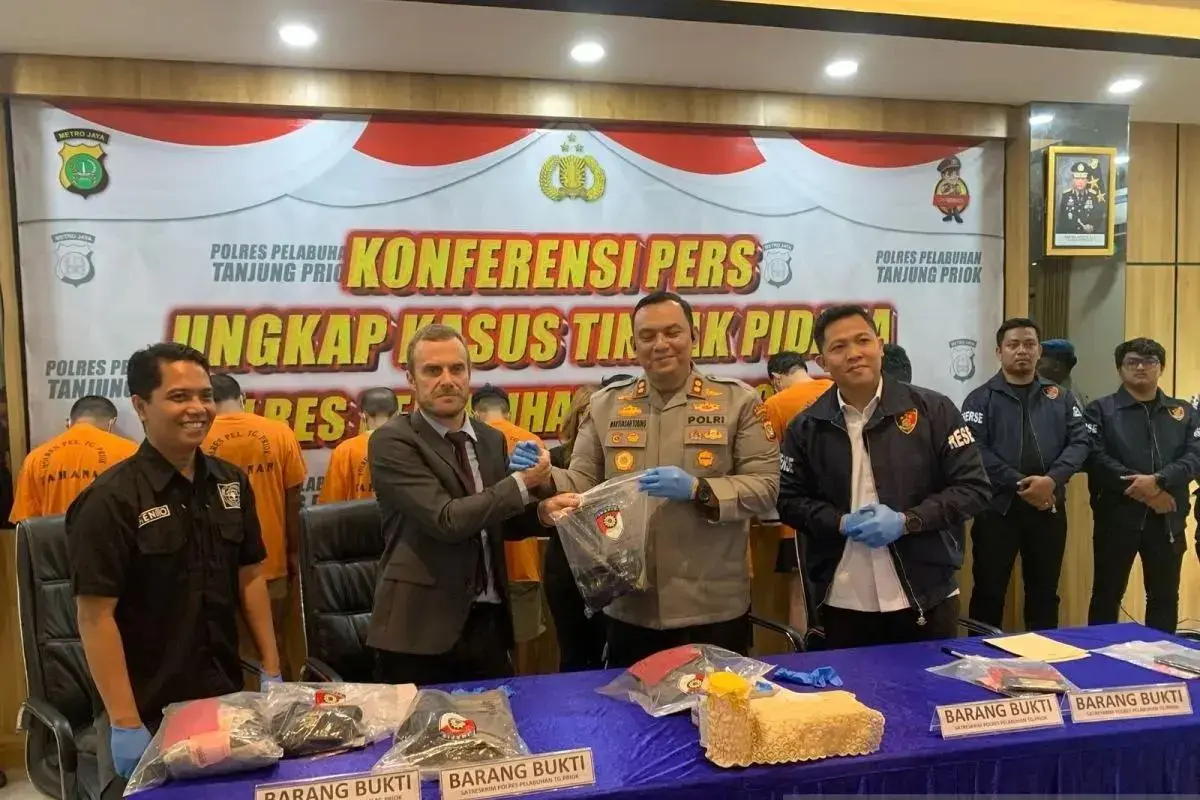 eight-suspects-arrested-in-mugging-of-french-tourist-in-jakarta