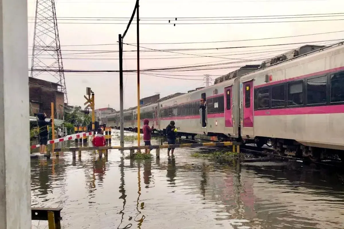 pt-kai-offers-100-refunds-after-floods-disrupt-train-routes-in-semarang