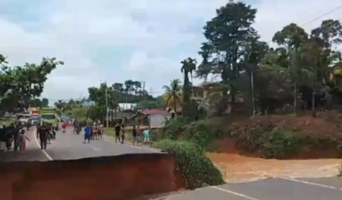 jambi-padang-national-road-severed-by-landslide