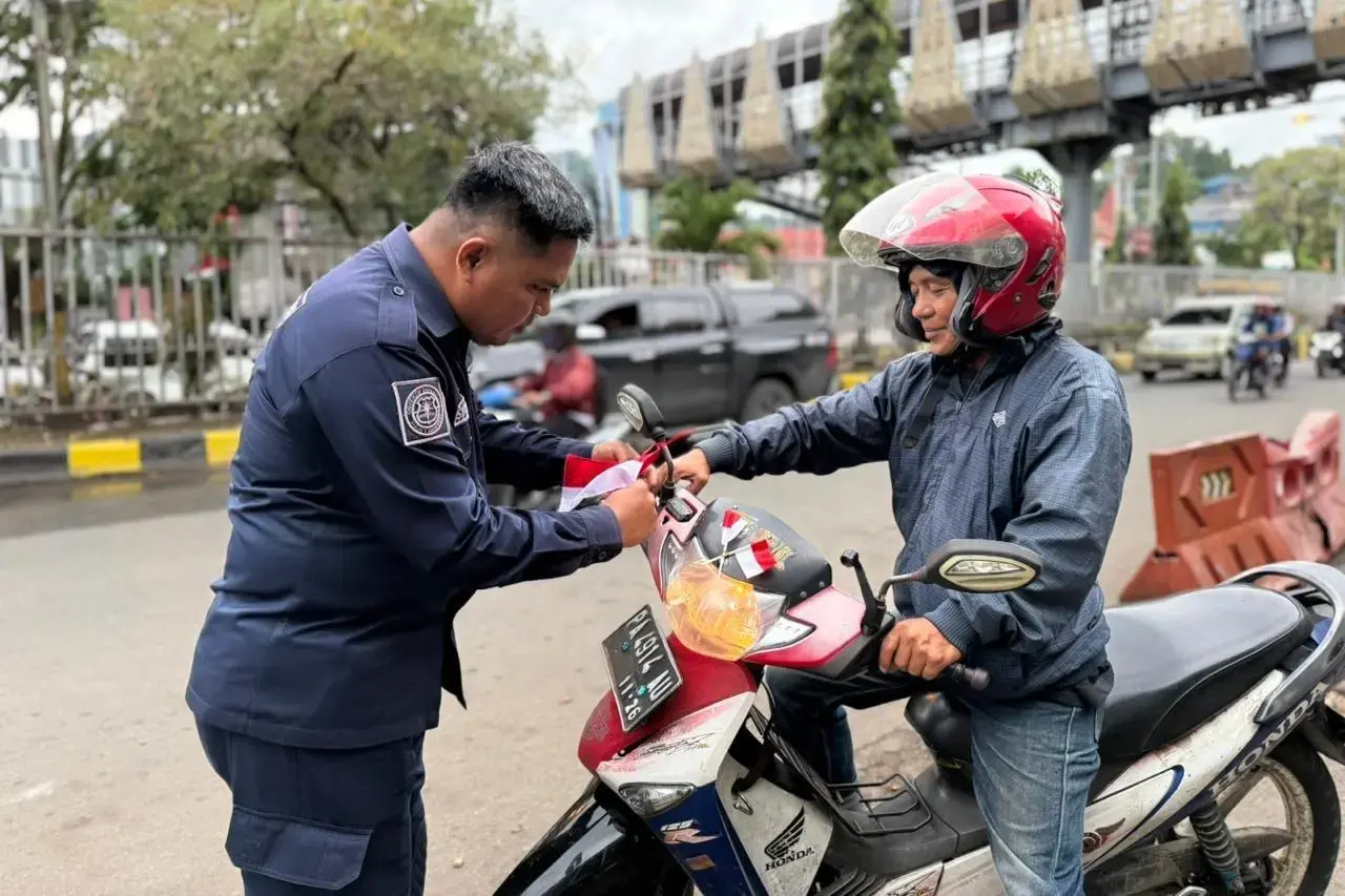 papua-regional-police-shares-red-and-white-flag-to-public-ahead-of-indonesian-independence-day