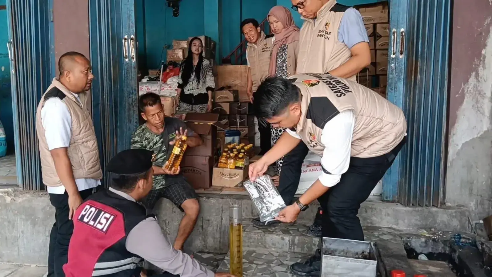 assuring-available-stock-of-minyakita-police-held-surprise-inspection-at-markets-in-banjarmasin