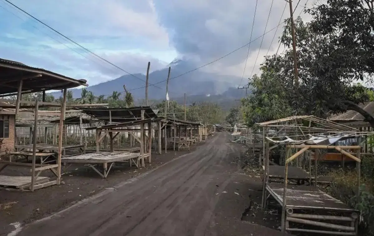 mount-lewotobi-laki-laki-erupts-again