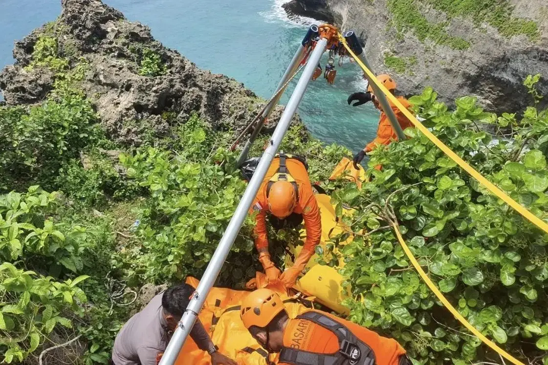 basarnas-evacuates-body-suspected-to-be-of-foreigner-in-uluwatu