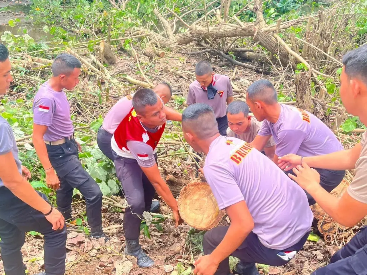 mobile-brigade-unit-work-hand-in-hand-to-clean-panjang-beach-bengkulu-city