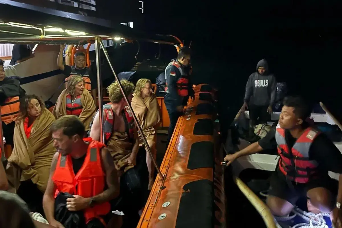 sar-team-rescues-7-foreign-tourists-from-sunken-boat-in-labuan-bajo