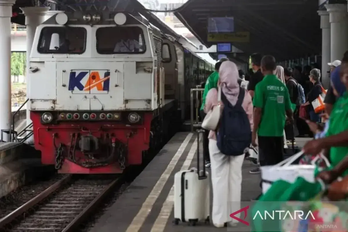 152000-people-prefers-to-use-trains-on-jesus-christ-ascension-long-holiday